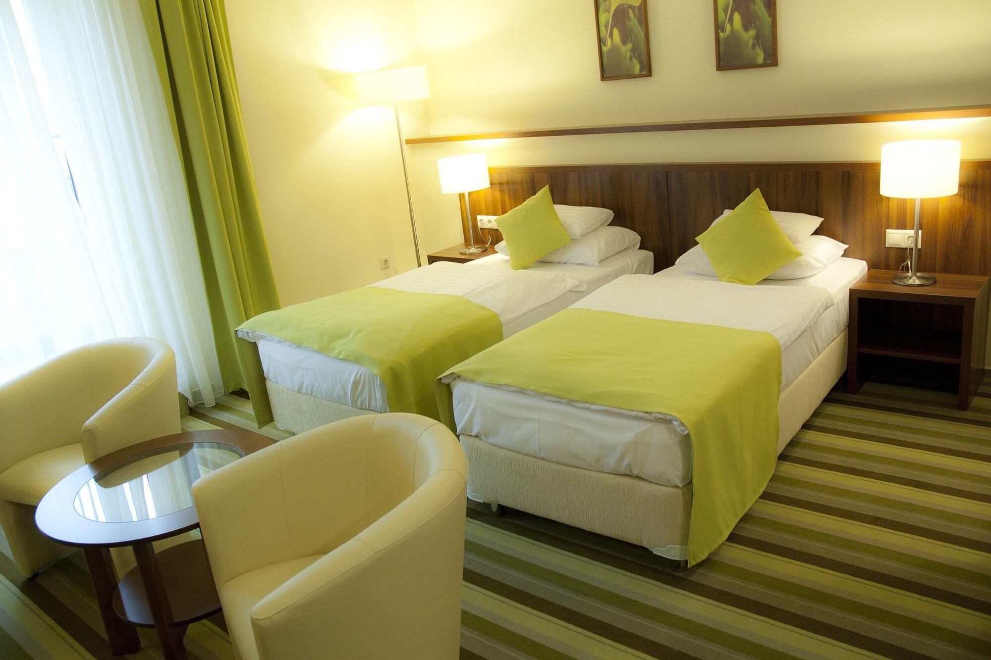 Hotel Ginkgo Hódmezővásárhely エクステリア 写真